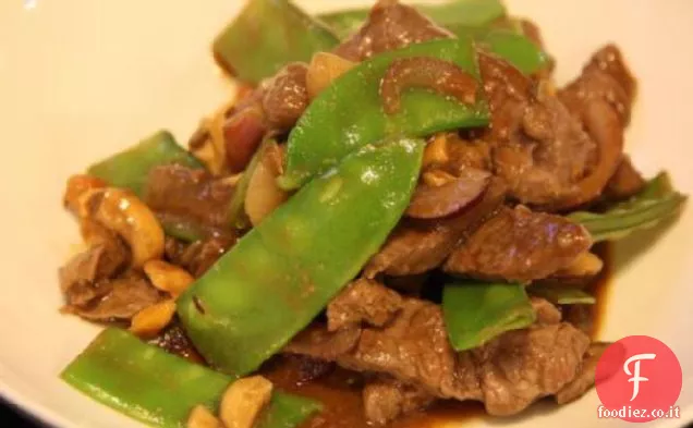 Saltate in padella di agnello Hoisin con anacardi e piselli