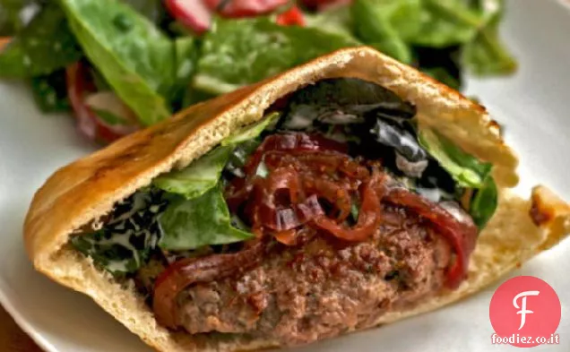 Cena stasera: Hamburger di agnello con salsa di cipolla rossa