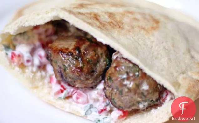 Polpette di agnello con yogurt e salsa di semi di melograno