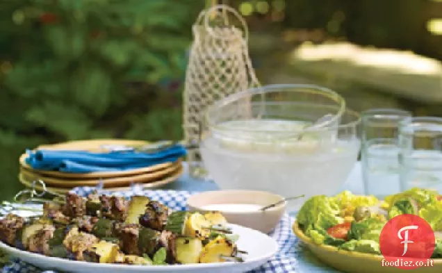 Spiedini di agnello e cetriolo con salsa Feta