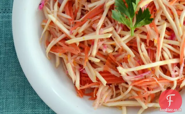 Slaw di verdure di radice con condimento di cumino arancione