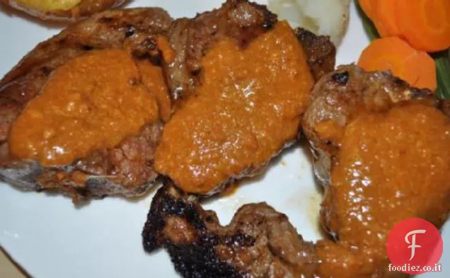 Costolette di agnello con salsa piccante di arachidi