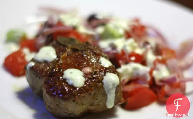 Costolette di lombo di agnello con insalata greca e salsa di yogurt e limone