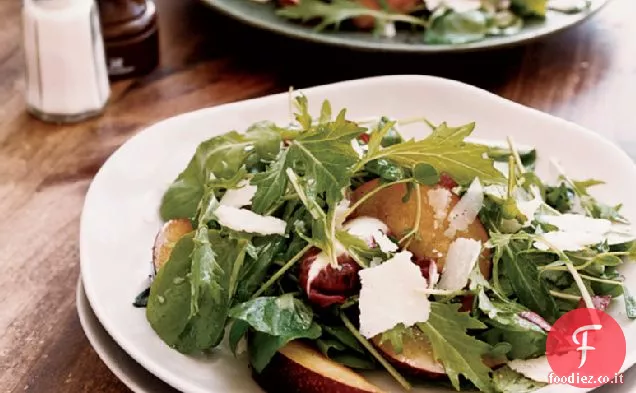 Insalata tritata con barbabietole, fagioli, formaggio di capra e nocciole