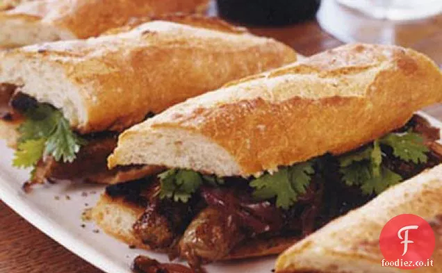 Panini Merguez alla griglia con cipolle rosse caramellate