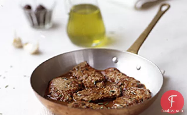 Medaglioni di agnello con salsa di vino nero-oliva