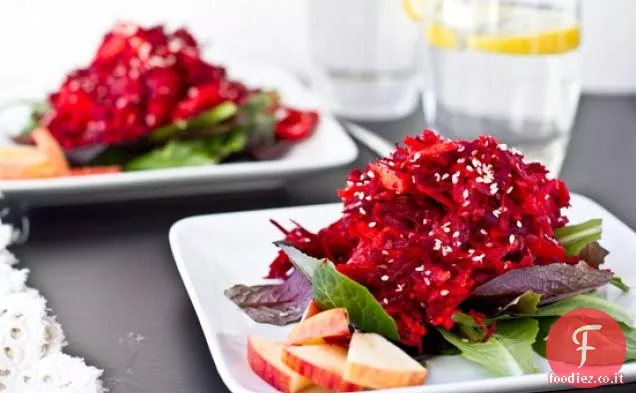 Barbabietola cruda pulita di primavera, carota e insalata di mele