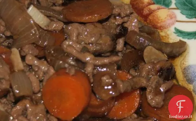 Deliziosa casseruola di agnello, rosmarino e vino rosso