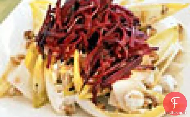 Insalata di barbabietole e indivia in salamoia con formaggio di capra e noci