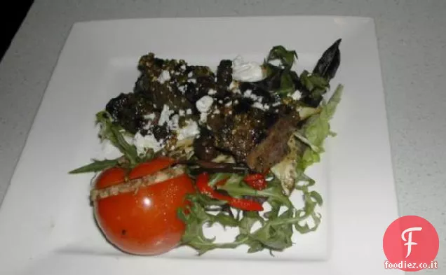 Agnello alla griglia su insalata mediterranea