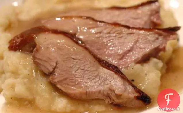 Agnello arrosto glassato al miele con salsa di miele e menta