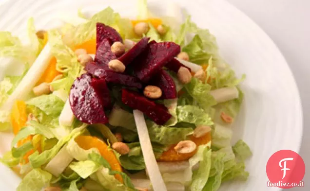 Insalata di vigilia di Natale con Jicama, barbabietole, arancia e arachidi