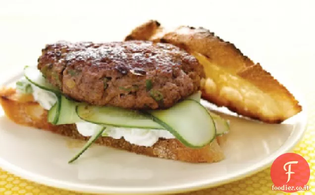 Hamburger di agnello con salsa Feta e cetrioli