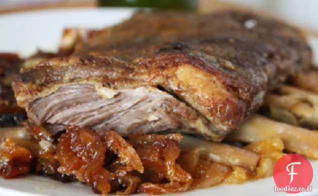 Costine di agnello brasato con albicocche e cipolle