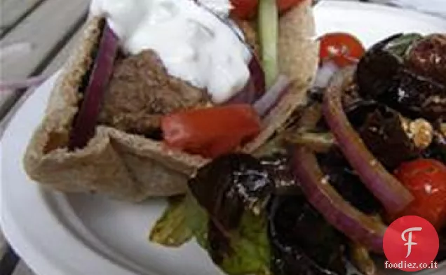 Hamburger di agnello greco con salsa di cetrioli