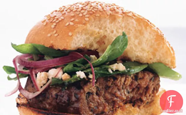Hamburger di agnello greco con spinaci e insalata di cipolle rosse