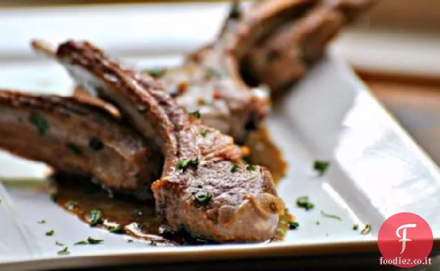 Costolette di agnello fritto di pollo con sugo cremoso