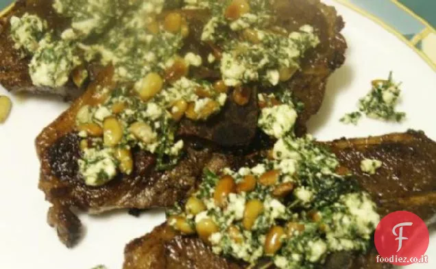 Braciole di agnello scottate in padella con menta su verdure