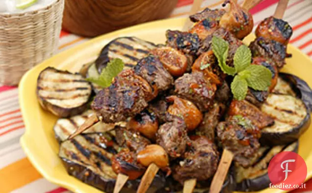 Spiedini di agnello e fichi alla griglia con glassa di menta e pepe e melanzane grigliate