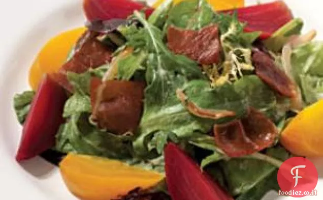Insalata di primavera con barbabietole, prosciutto e salsa di cipolle cremosa