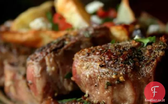 Costolette di agnello e patate con olive, pomodori e formaggio Feta