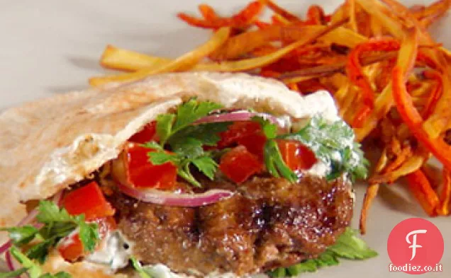 Hamburger di agnello con salsa Tzatziki e insalata di prezzemolo