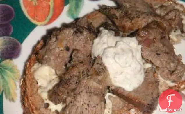 Spiedini di agnello con salsa di yogurt al coriandolo