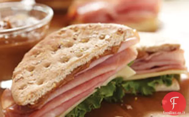 Prosciutto e svizzero con diffusione panino al miele di arachidi