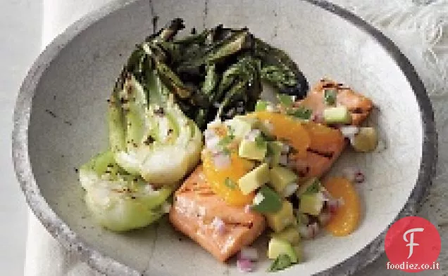 Salmone alla griglia e Bok Choy con salsa di avocado all'arancia