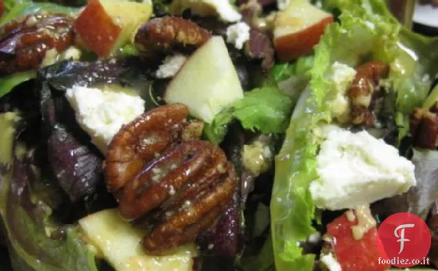 Formaggio feta, mela e insalata di noci pecan speziate