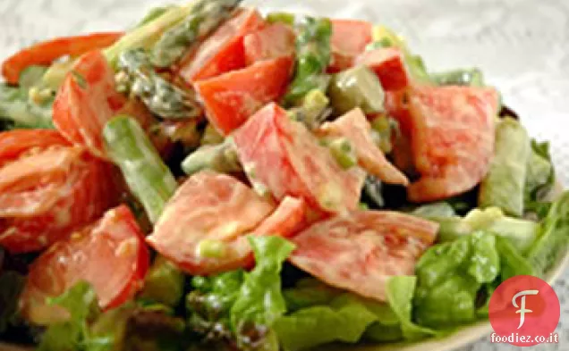 Insalata di asparagi e pomodori con salsa di yogurt e formaggio