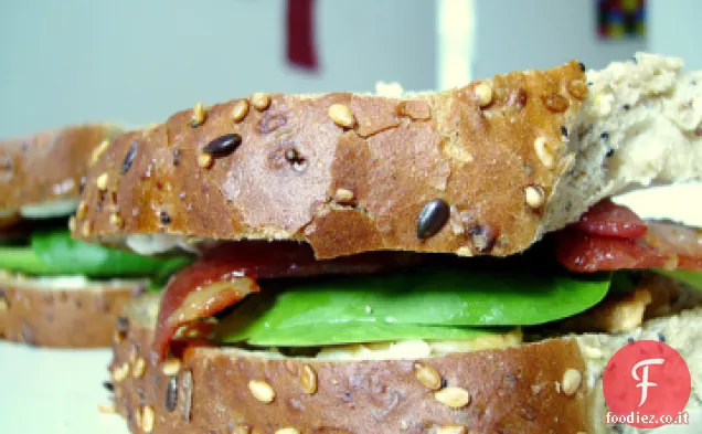 Panino con arachidi, pancetta e avocado