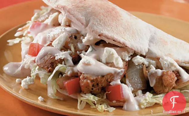 Pitas di pollo con salsa di yogurt e aneto