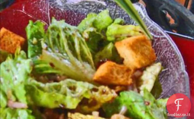 Insalata di Romaine con cipolle rosse, noci e vinaigrette all'arancia