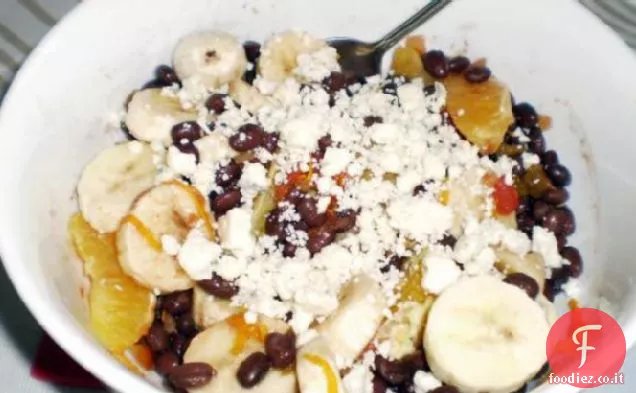 Insalata di fagioli neri e frutta caraibica