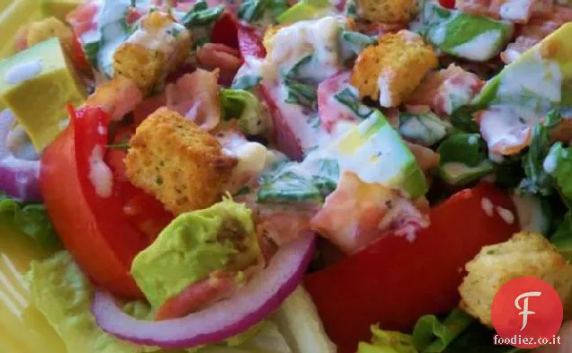 Insalata BLT con condimento cremoso al basilico