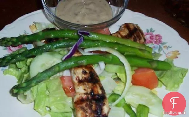 Insalata di Caesar gettata di pollo primaverile