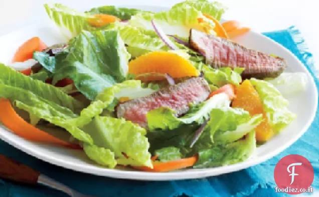 Insalata di bistecca con condimento al miele d'arancia