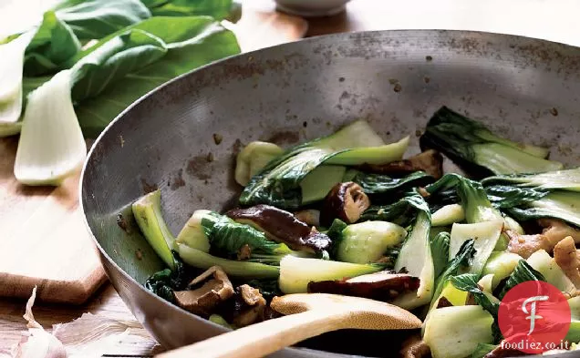 Saltati in padella Baby Bok Choy con funghi Shiitake