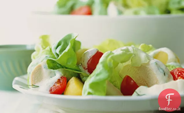 Insalata di pollo, patate e burro con condimento all'aglio e limone