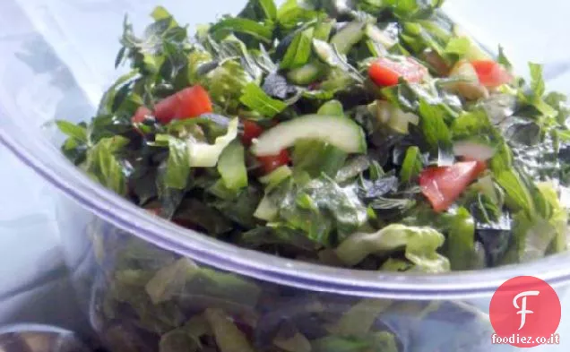 Insalata tritata di pomodoro, cetriolo e pepe verde
