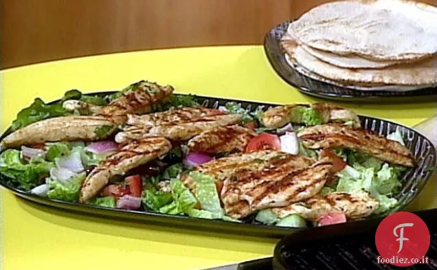 Pollo alla griglia greco e insalata di verdure con pane caldo pita per il confezionamento