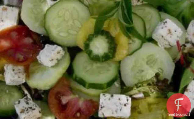 Insalata di pomodori, cetrioli e feta con verbena al limone