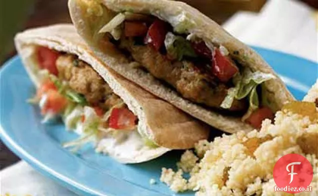 Hamburger di pita di pollo al limone con salsa di yogurt speziato