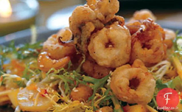 Insalata di calamari fritti, papaia e frisée con condimento piccante-acido