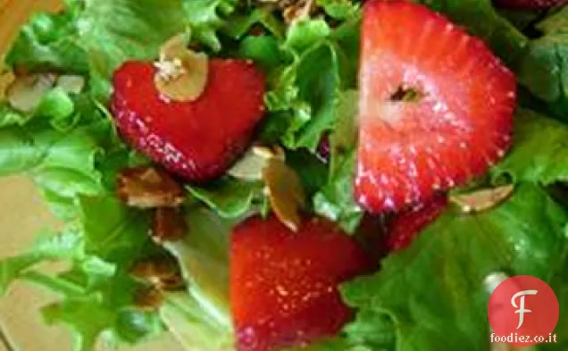Insalata di fragole nocciola