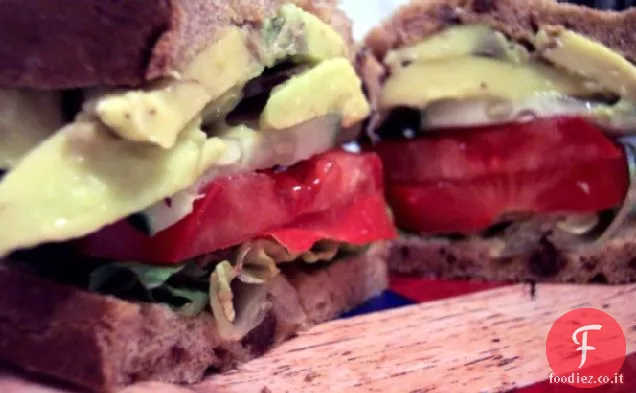 Panino al pomodoro, cetriolo e avocado
