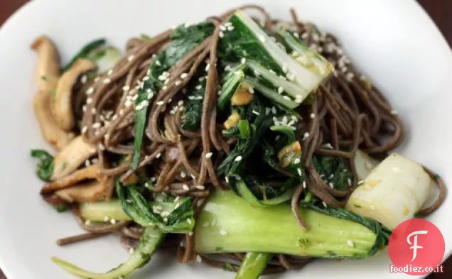 Tagliatelle di grano saraceno con funghi Shiitake, Bok Choy, zenzero e