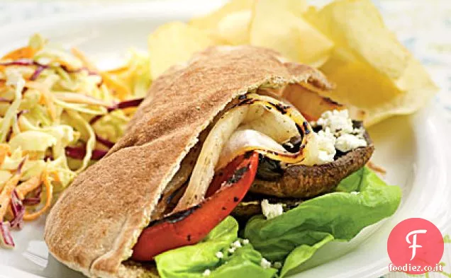 Pitas di verdure alla griglia con formaggio di capra e maionese al pesto