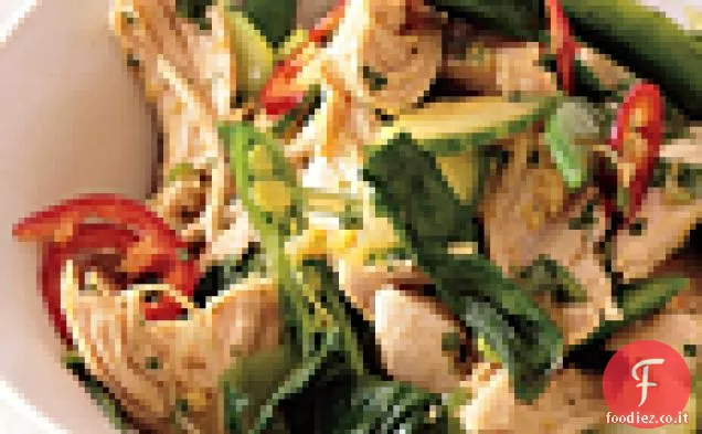 Insalata di pollo asiatica con piselli a scatto e Bok Choy
